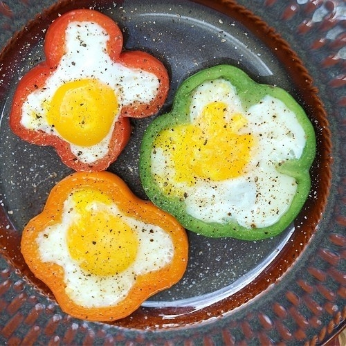 Fried eggs and pepper slices