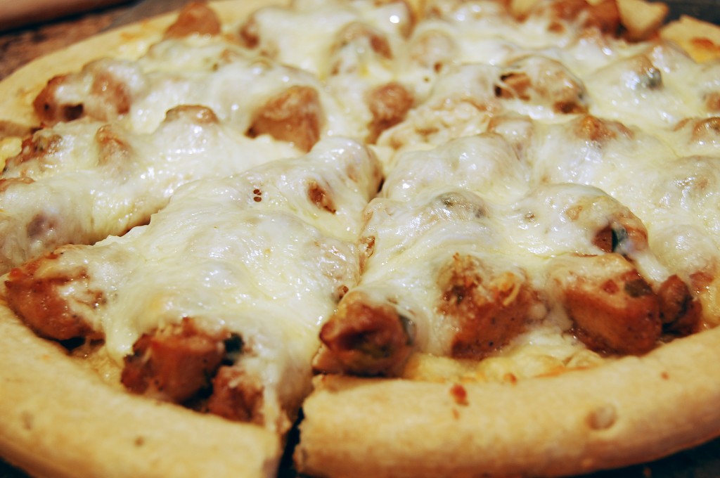spicy-chicken-garlic-pizza-done-1024x680