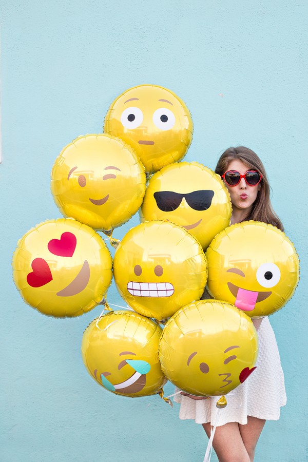 DIY-Emoji-Balloons4-600x900