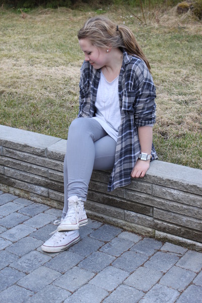 gray-pants-gray-shirt-gray-top-white-converse-shoes_400
