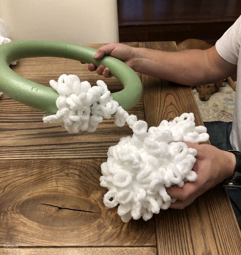 DIY-Winter-Loop-Yarn-Wreath-008