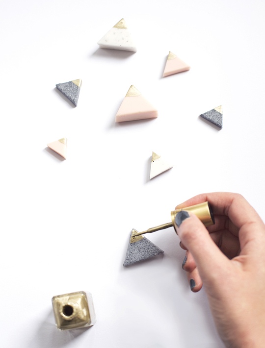 DIY-mini-mountain-photo-or-card-holders-sugar-and-cloth11